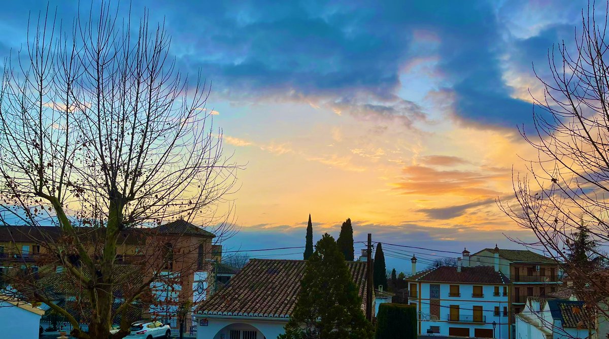 Asuarezm's tweet photo. #AtardecerdesdeJun ⭐️🌛🌝
El viento ululaba entre las ramas de los árboles, y ya se sabe que en el mundo no hay música más dulce que la del viento sonando en las copas de los pinos al atardecer.
L. Montgomery https://t.co/YRjZ0CKu0p
