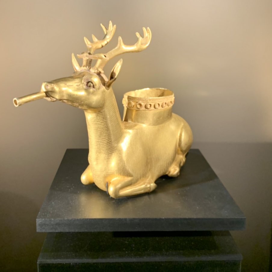 LivyEtoile's tweet photo. #TheAlthaniCollection
Voici un "rython", du mot grec "couler". Daté vers 2000-1500 av. J.-C. en provenance d’Anatolie, il se compose d’or, de cornaline et de pierre blanche. Il faut comprendre que dans l’Antiquité, la consommation d’alcool s’assimilait à un rituel religieux. ⬇️ https://t.co/4EuQzudcGr