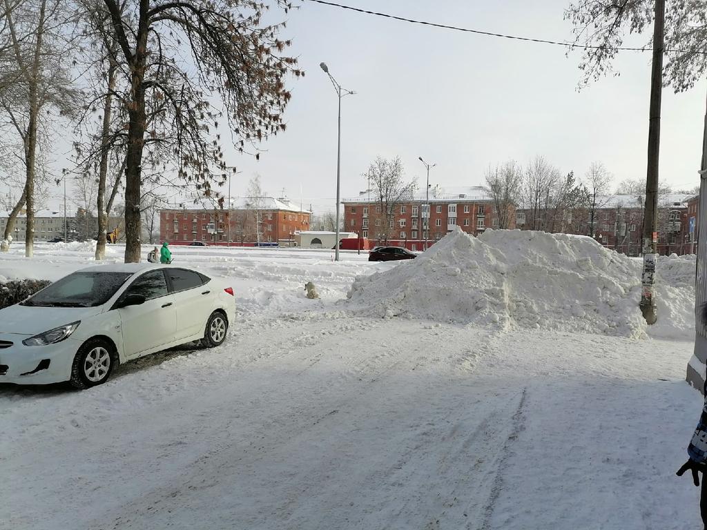 nasmas94's tweet photo. @krasnoglin_adm @uk_volga63 увадаемая ук волга, уже который год складируете снег на тротуарную плитку, её только очистили и сделали проход для пешеходов и тут опять, ну КАКОГО БЛИН!! Вывозите значит раз места нет. И администрация не следит! Адрес: Мехзавод, квартал 2, д. 43 https://t.co/cIhyoy1dIQ
