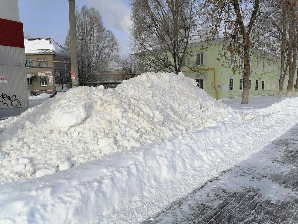 nasmas94's tweet photo. @krasnoglin_adm @uk_volga63 увадаемая ук волга, уже который год складируете снег на тротуарную плитку, её только очистили и сделали проход для пешеходов и тут опять, ну КАКОГО БЛИН!! Вывозите значит раз места нет. И администрация не следит! Адрес: Мехзавод, квартал 2, д. 43 https://t.co/cIhyoy1dIQ