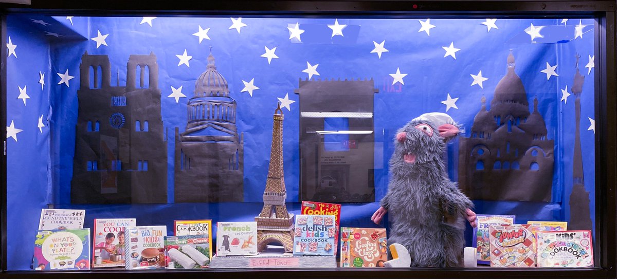 CMC_UCF's tweet photo. Have you seen our newest window display? 🐀🧀 I think it looks pretty amazing! (One of the full-time staff hand sewed the fluffy chef rat, inspired by Remy from Ratatouille!) #CMC #explorecooking https://t.co/cixUbFhy8C