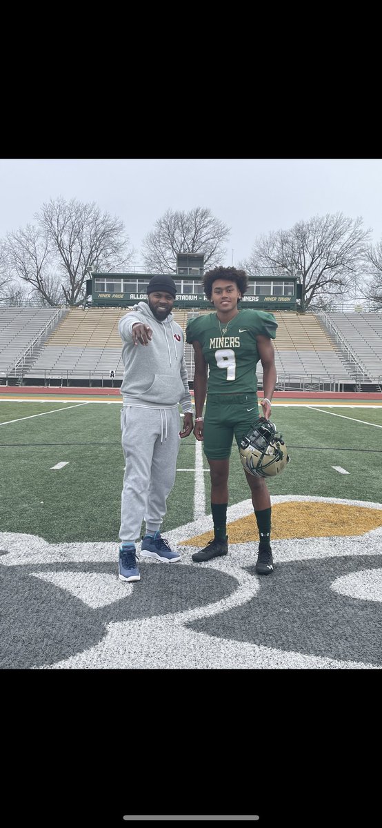 BrysonBurns5's tweet photo. 100% Committed!!! It’s a blessing to be in this position! #AGTG💙 I’m grateful for everyone who helped me get to where I am today. Ready to get to work! @Miners_FB @ToddDrury @coachball_FB @CoachSudhoffMST @BearsDavidson @davidsonacademy @jquinn1212quinn @Tennessee7v7 https://t.co/q9kLecBLBY