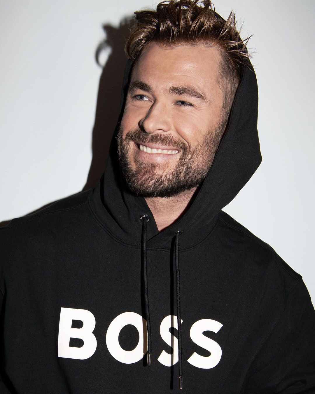 Chris Hemsworth Fan on Twitter: "New. @chrishemsworth for BOSS. “The hoodie  says it all #BeYourOwnBOSS @boss #ad #sponsored” - @chrishemsworth via  Instagram. https://t.co/aPZEYAg087" / Twitter