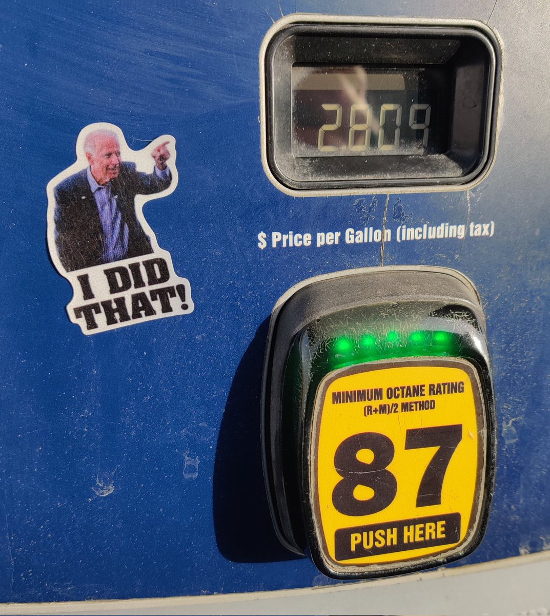 slhelper0's tweet image. Someone was busy placing stickers! LOL. Of course this was at Sam's Club, so, much cheaper than the regular stations.