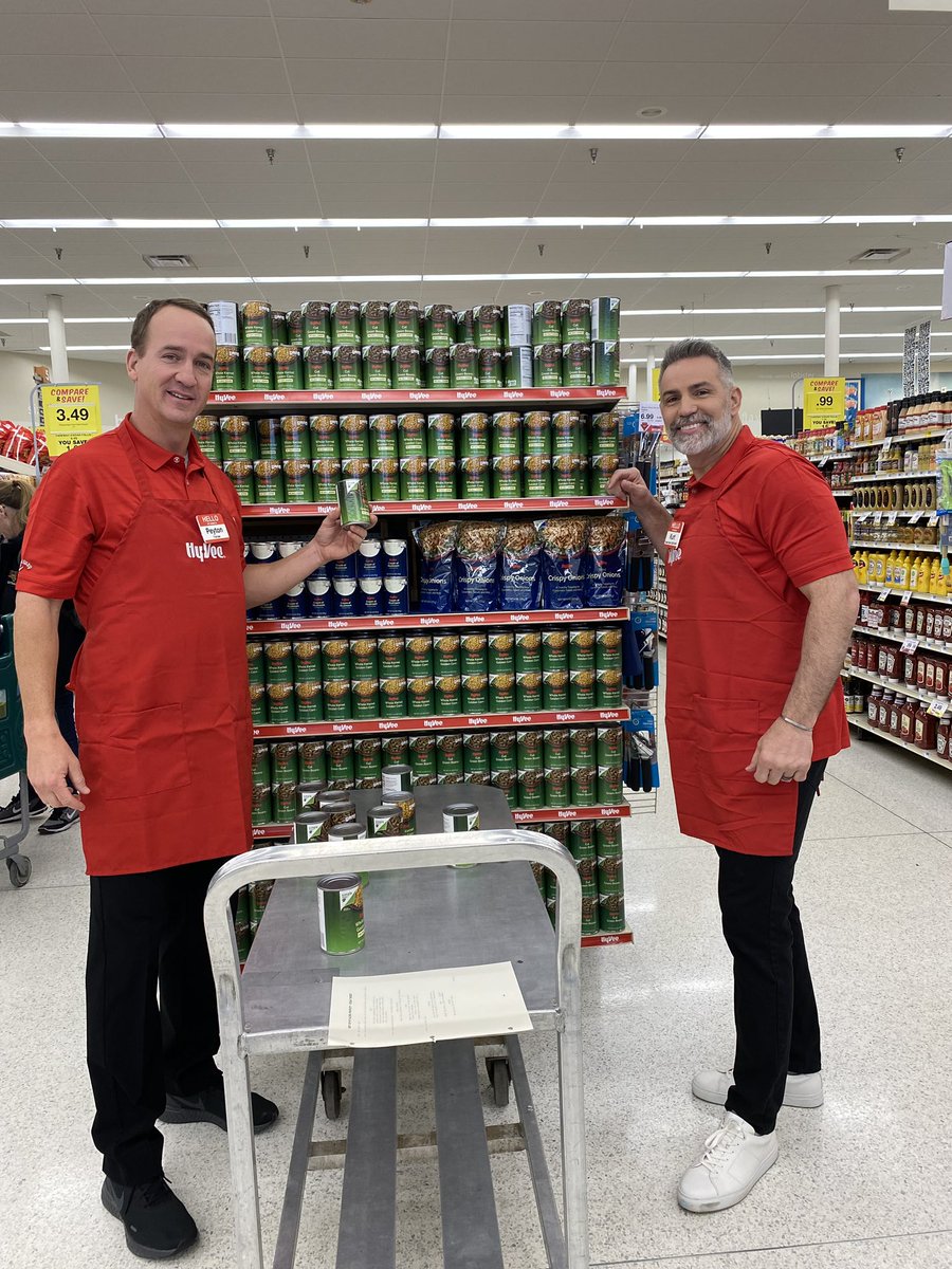 OmahaProd's tweet image. Employee of the Month @kurt13warner teaching Peyton the tricks of the trade