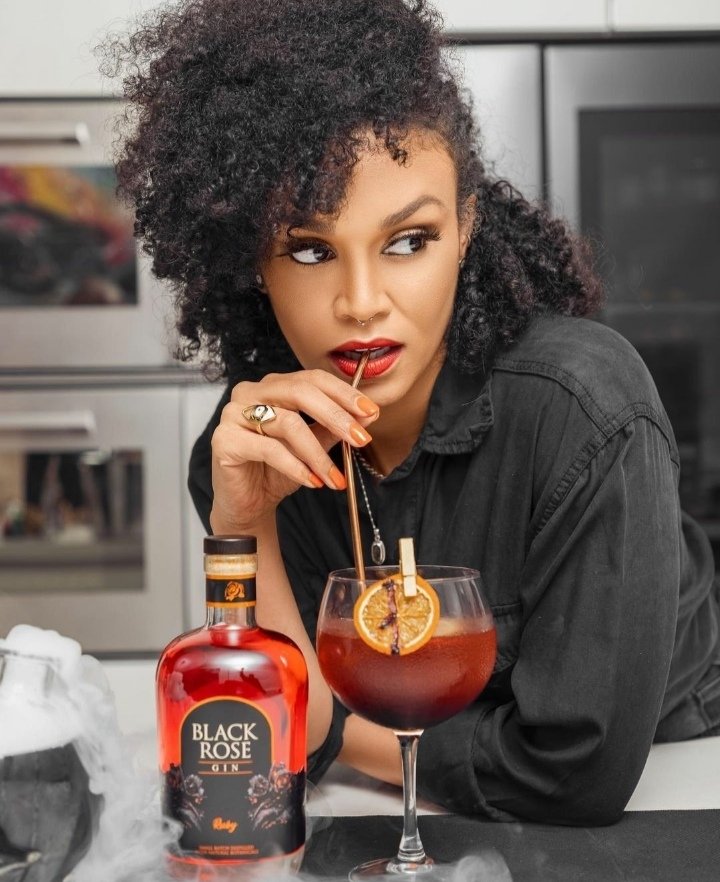 <a href="/PearlThusi/">.</a> is beautiful yerrrrrr n kopa bottle ya <a href="/blackrosegin/">blackrosegin</a> 🥺