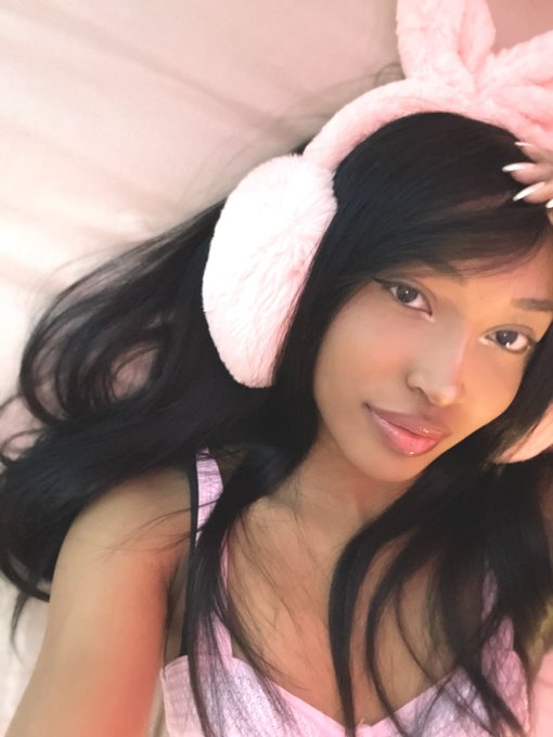 Fall in love w me 💗 https://t.co/UPBGk4O4sY