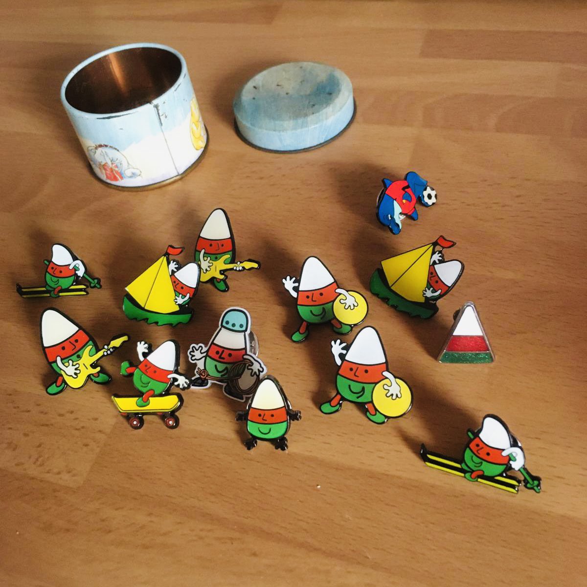 Casgliad balch o fathodynnau’r <a href="/Urdd/">Urdd Gobaith Cymru</a> #Urdd100 Pen blwydd hapus!