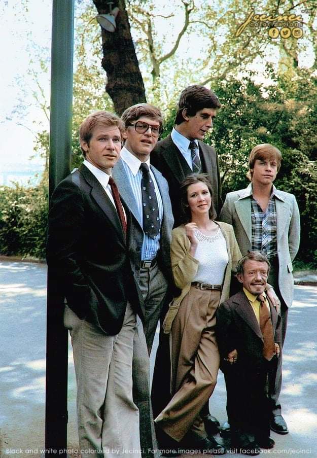 Star Wars cast in 1977. Harrison Ford (Han Solo), David Prowse (Darth Vader), Peter Mayhew (Chewbacca), Carrie Fisher (Princess Leia), Mark Hamill (Luke Skywalker) and Kenny Baker (R2-D2). https://t.co/lzgXjpGQB5