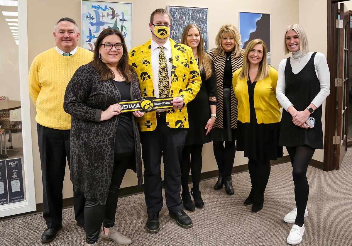 Wearing our black and gold in support of Josh Dix and his family!⚫️🟡 Good luck to both our teams tonight! @alhsathletics <a href="/TJHighSchool_CB/">Thomas Jefferson High School</a> #CBProud