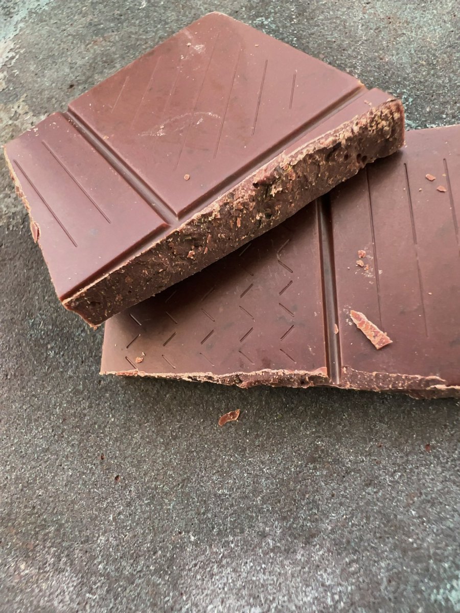 CouCou_MICCHI's tweet image. フォッサチョコレート『徳島コレクション　すじ青のり』

ハラナダークミルク64％とすじ青のりの組み合わせ！
FOSSAでいつも感じる”組み合わせた素材が美味しいことがわかる”絶妙なバランスなお味😋
この青のり食べてみたいなと思う素晴らしき1枚！✨✨✨✨