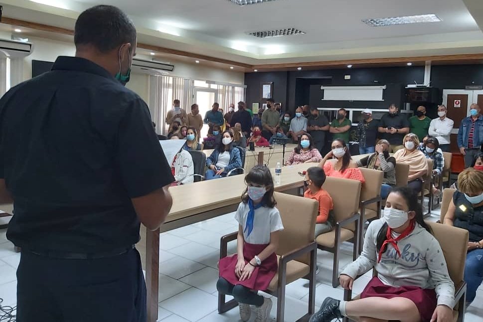 CubaRonSA's tweet photo. Realiza @CubaRonSA🥃🇨🇺 vespertino especial por el Día del Trabajador de la Industria Alimentaria. En la celebración estudiantes de la #OPJM🇨🇺❤, símbolo de la continuidad de las  nuevas generaciones. #CubaVive🇨🇺👇 https://t.co/oMuhc948ob