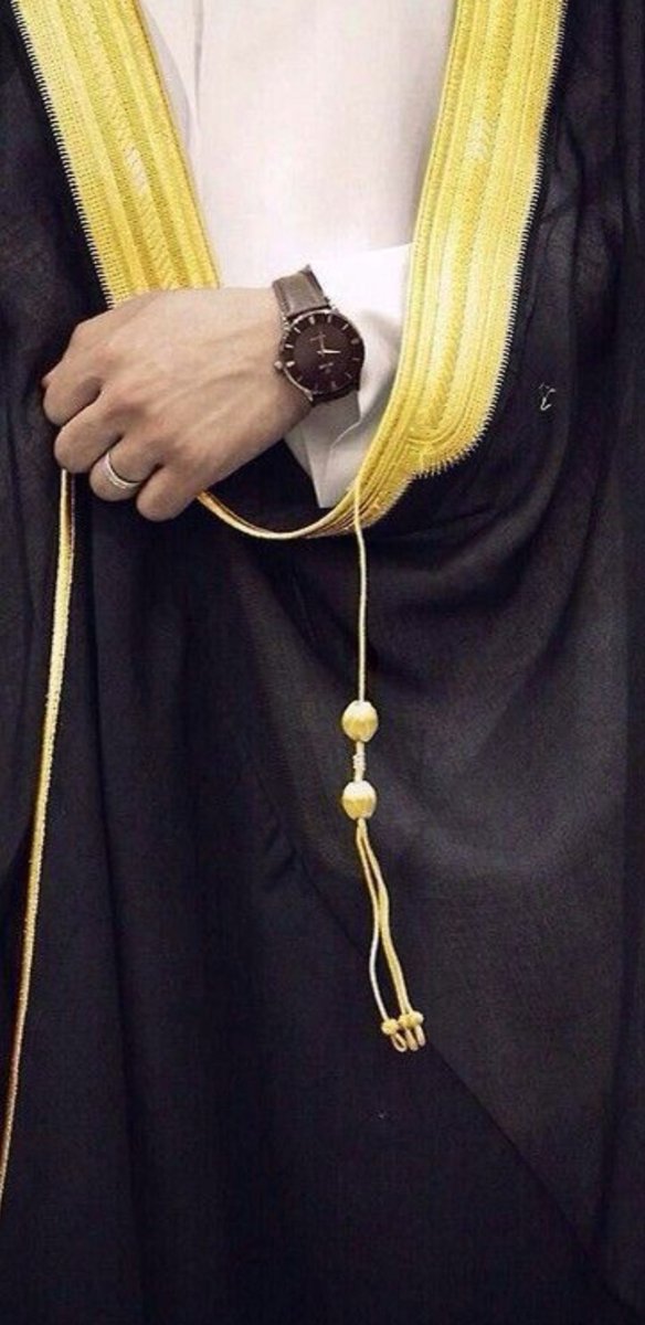 sihayijm's tweet photo. أحسائيون:

لا يبصمُ الحُبُّ إلا من أصابعِنا 
ولا يُوَصِّي الهوى إلَّا وصايانا

هذا البهاءُ الذي يكسو (مشالحَـ)ـنا
بهاؤُنا وبريقٌ من سجايانا

(مشالحٌ) أُودِعَتْ فيها شمائلُنا
مُطرَّزاتٍ بتِبرٍ من مزايانا

جلودُنا لم تكنْ إلا قُماشتَها
كأنَّما هِيَ حِيكَتْ من خلايانا https://t.co/isXtM77PUk