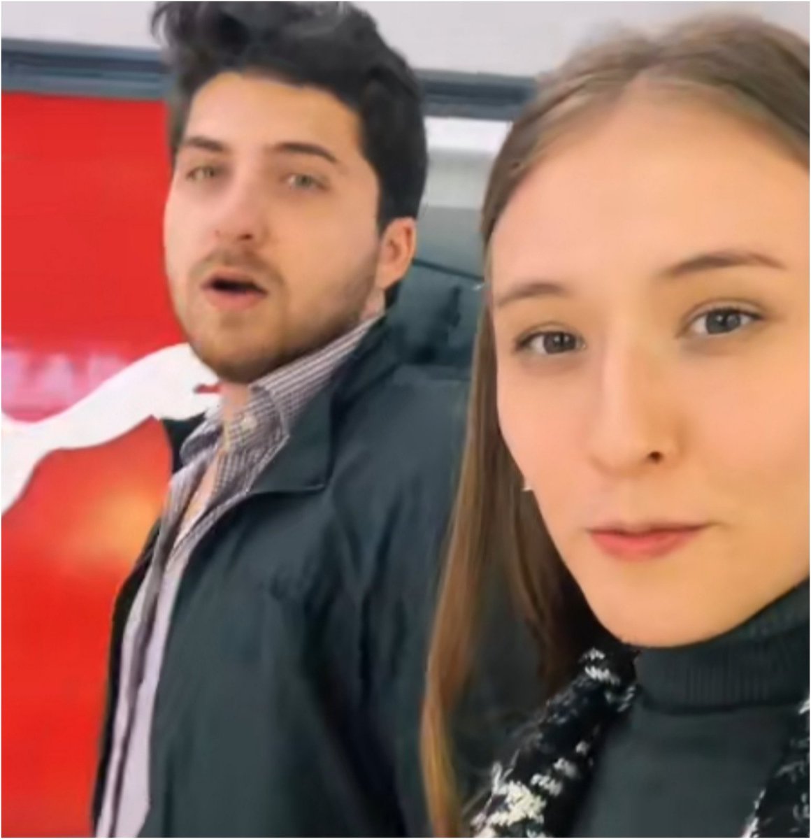 info7mty's tweet photo. Pareja de novios se quedan dormidos en el cine y despiertan a las 3:00am. Historia se hace viral📹➡️https://t.co/uTuYfNm1Tp https://t.co/WI28pmMLOn