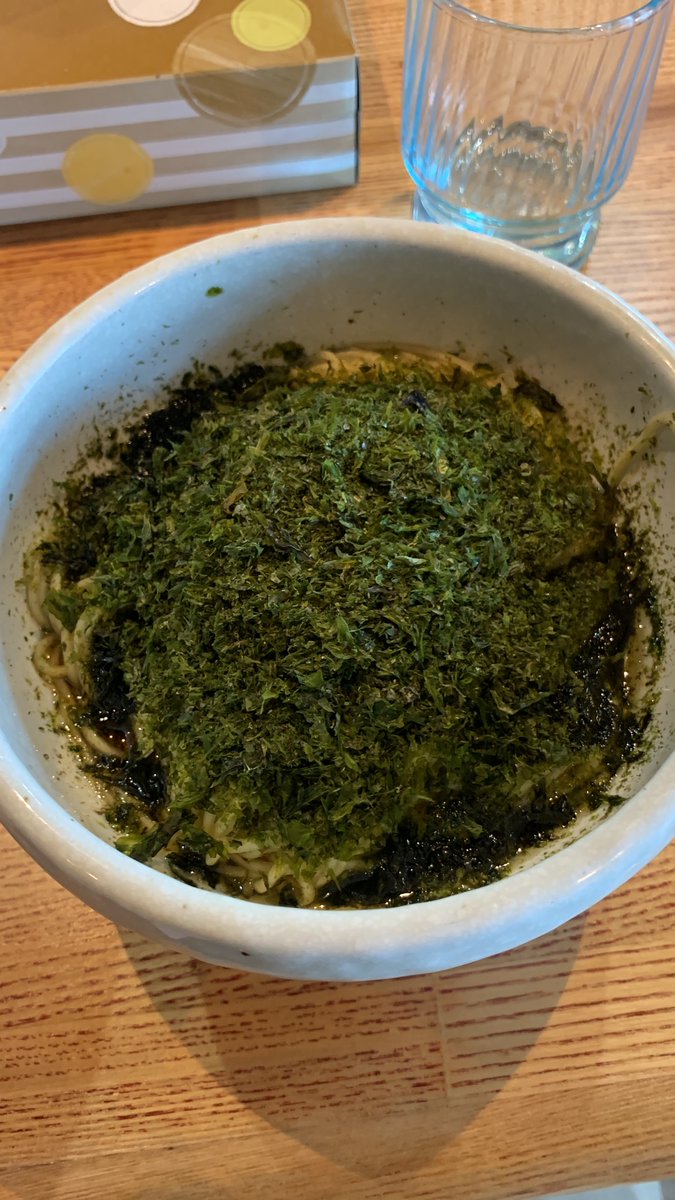 renchin53201748's tweet photo. #麺屋日出次 焼津店
#静岡 
#ラーメン　

強煮干し　900円
バラ海苔バター和え玉　350円　

前より煮干しが、かなり濃厚になった気がする。臭みも全くなくスープ完飲余裕。サスケさんの麺も歯応え良く、麺自体に旨味があって美味しい。
和え玉も海苔の香ばしさとバターのコクが合って美味しかった！ https://t.co/9hcUeRLLRe