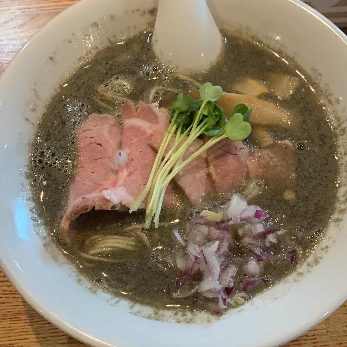 renchin53201748's tweet photo. #麺屋日出次 焼津店
#静岡 
#ラーメン　

強煮干し　900円
バラ海苔バター和え玉　350円　

前より煮干しが、かなり濃厚になった気がする。臭みも全くなくスープ完飲余裕。サスケさんの麺も歯応え良く、麺自体に旨味があって美味しい。
和え玉も海苔の香ばしさとバターのコクが合って美味しかった！ https://t.co/9hcUeRLLRe
