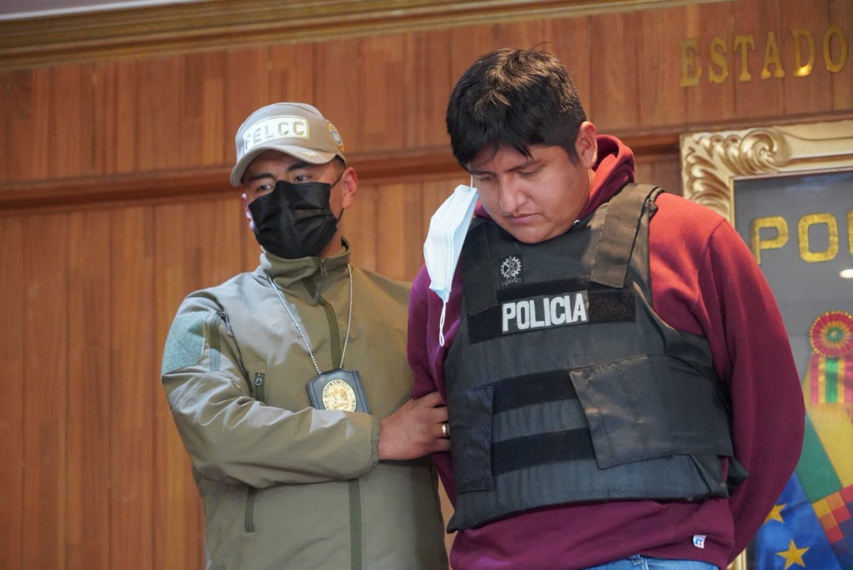 noticiasfides's tweet photo. #ANF La Policía aprehendió a Richard Ch., de 32 años, acusado de violar a al menos 77 mujeres. Dos de sus víctimas eran menores de edad, a quienes las asesinó y luego las enterró en su domicilio, ubicada en la zona Ballivián, en #ElAlto. https://t.co/NxKFS070Xn