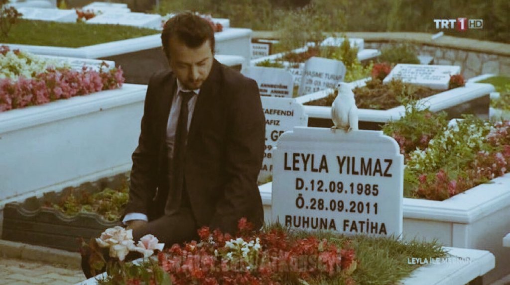 - Ne yapıyor o öyle?
+ Leyla ile konuşuyor.
- Ne konuşması? Oturmuş öyle boş boş bakıyor mezara.
+ Bazen dil, gönlün hissettiklerini kelimelere dökemez. Eğer sevdiğinin yanındaysan, konuşmak zaten gürültüden başka bir şey değildir.

- Leyla ile Mecnun