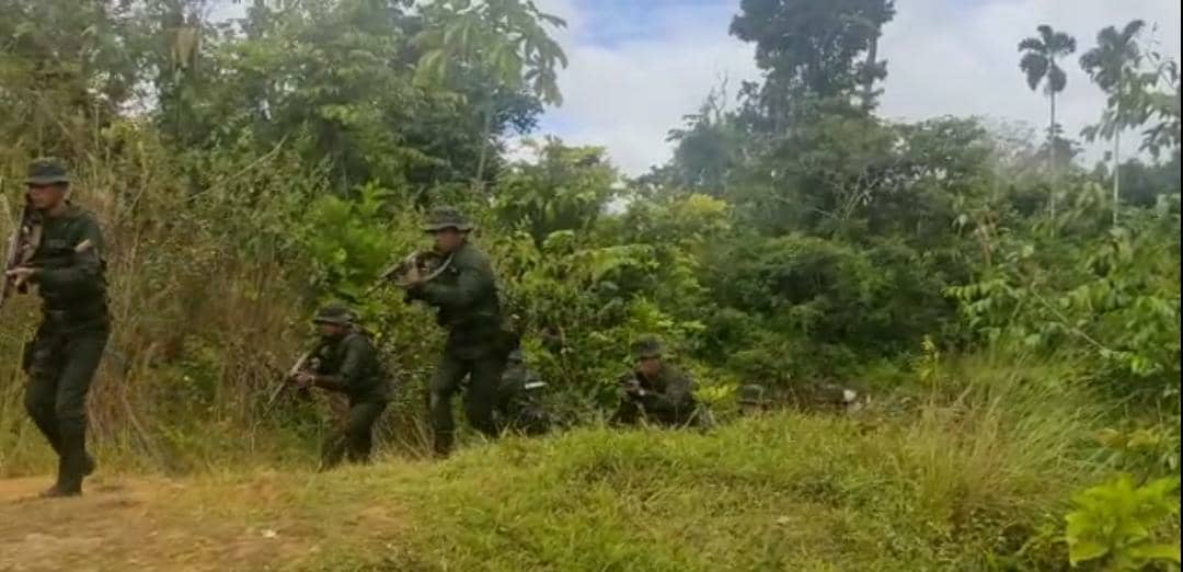 dhernandezlarez's tweet photo. En cumplimiento de las instrucciones de nuestro Comandante en Jefe @NicolasMaduro, la #FANB se mantiene desplegada en el eje transfronterizo ejerciendo y garantizando la Soberanía Nacional. https://t.co/CAc22GS3Qd
