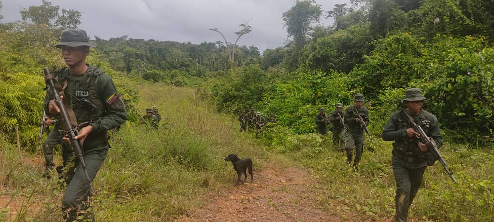 dhernandezlarez's tweet photo. En cumplimiento de las instrucciones de nuestro Comandante en Jefe @NicolasMaduro, la #FANB se mantiene desplegada en el eje transfronterizo ejerciendo y garantizando la Soberanía Nacional. https://t.co/CAc22GS3Qd