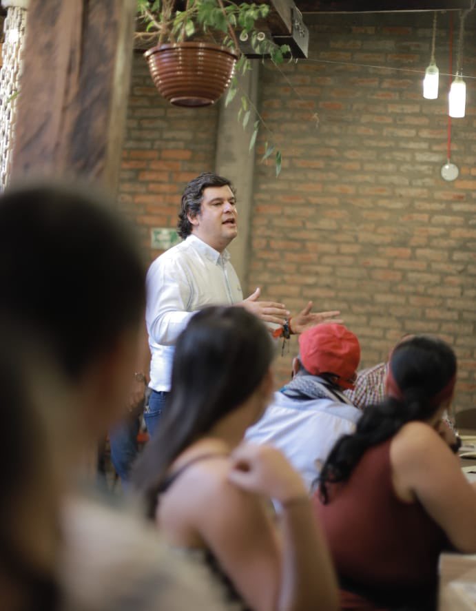 gabrieljvelasco's tweet photo. Cerramos una jornada de recorridos por nuestro Valle del Cauca, en diálogo con grandes amigos y líderes de Ginebra.

Seguimos camellando para fortalecer el trabajo que vengo realizando desde el Congreso; es momento de reactivar juntos nuestro país. #MeParoFirmePorElValle #CD13 https://t.co/n0oz9LvOSY