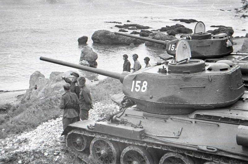 Tank_Archives's tweet photo. T-34-85 tanks from the 5th Guards Tank Corps in Dalniy (Dalian). August 1945. #tanks #History #WW2 https://t.co/K97dEIcuWX