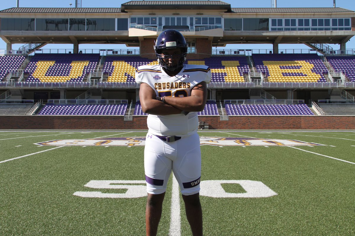 TheZacchaeusA's tweet photo. Committed‼️💛💜 @CoachJohnsonFB @mattcarroll2121 @coachzbehnsch @manning_coach @TRRoughRiderFB https://t.co/r6IyxNFeV1