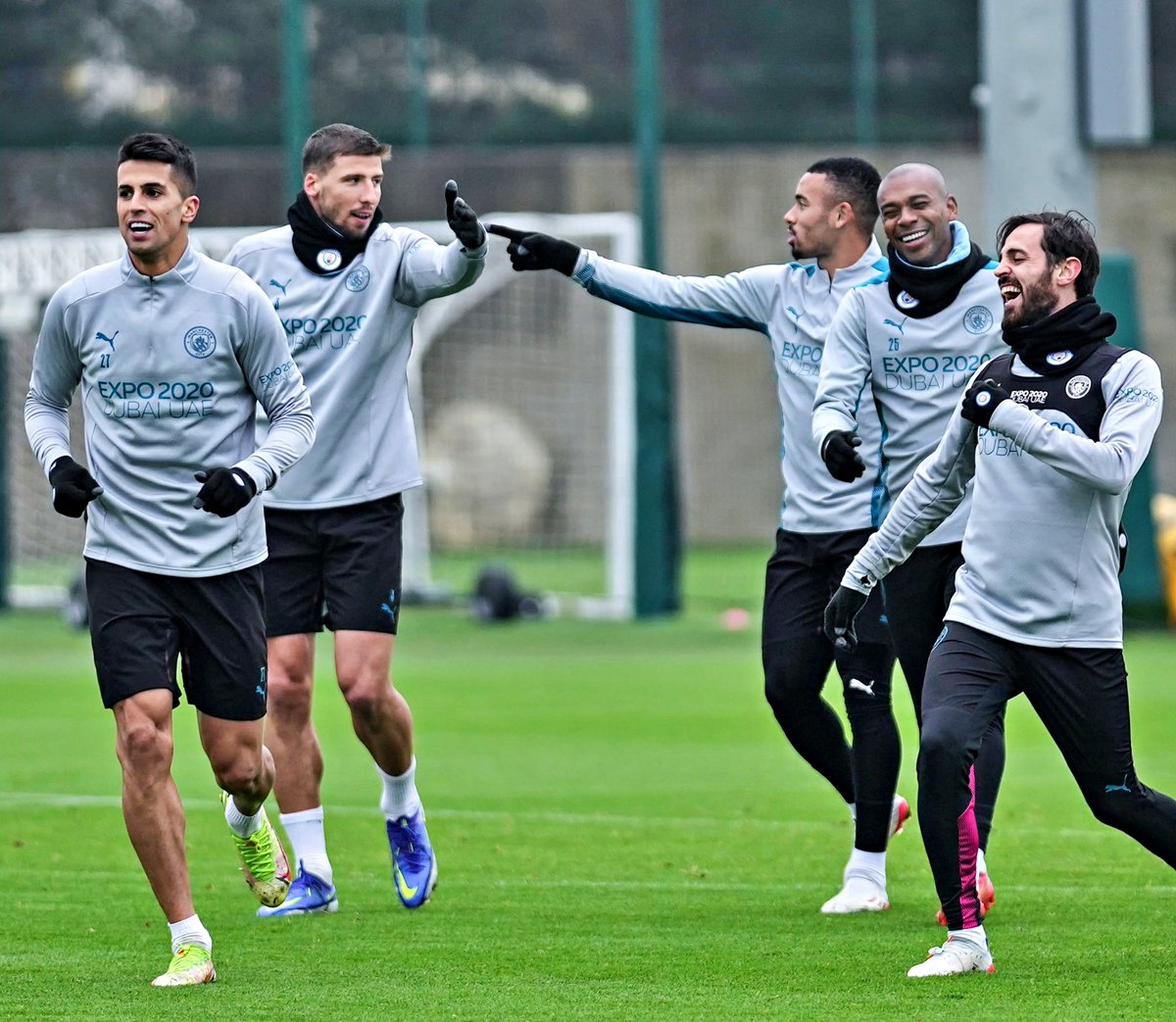 B24PT's tweet photo. Fato treino do City com os boys a girar na cidade https://t.co/5ilkrU3Z7M