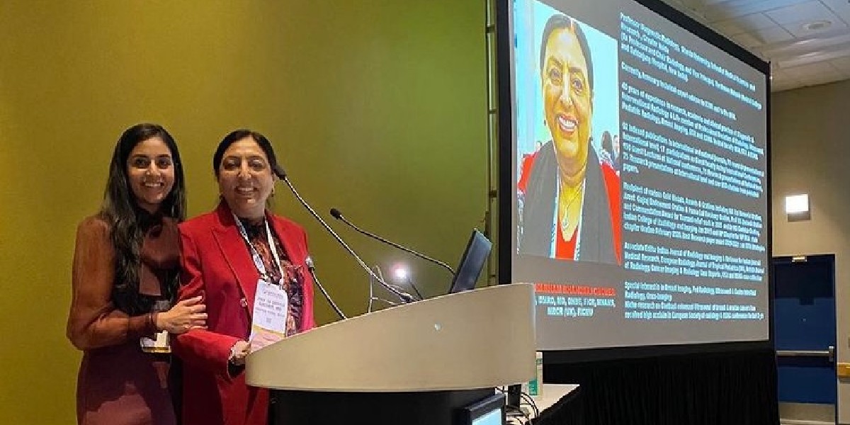 IcahnMountSinai's tweet image. What’s better than presenting #RSNA21? Presenting it with your mother, of course! Congratulations to Dr. Hemal Grover, R4 with her mom, Dr. Shabnam Grover. #Residency #Radiology @MountSinaiDR