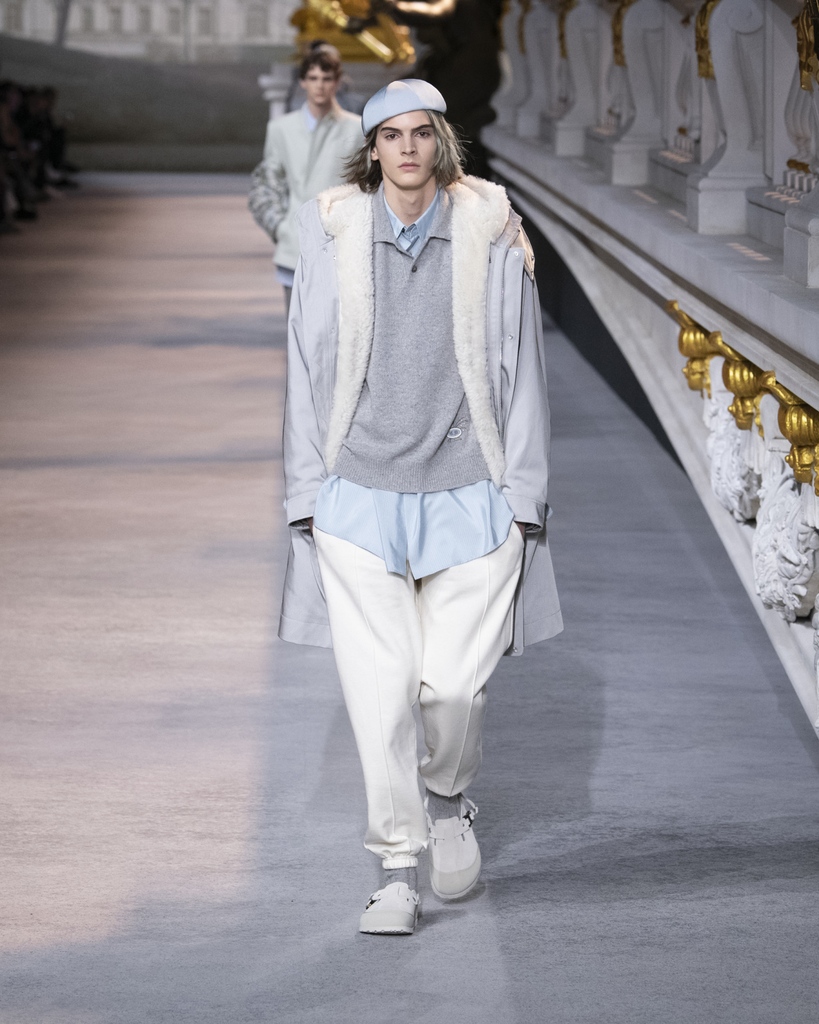Dior's tweet photo. Calm colors and easy shapes combine with masterful cutting and materials to bring a laid back elegance to #DiorWinter22 https://t.co/hLlEVGIaB8 by Kim Jones, from tailored and draped jackets to shrugged-on shearling with untucked shirts and jogging pants. https://t.co/1qWcEGfqpH