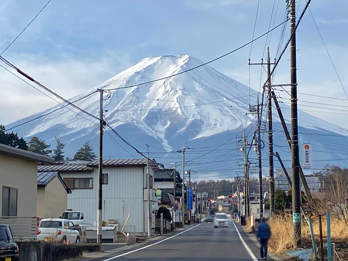 1月24日(月) おはようございます。 市内からの富士山です。 . 昨夜の雪はパラパラと少し舞っただけで、 積雪はありませんでした。 今朝はさほど冷え込みがなく、 暖かい朝となっています𓂃⌖ 