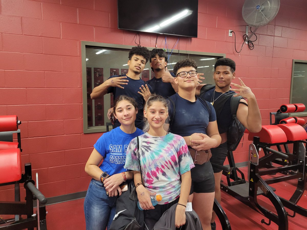 CoachChapa53's tweet photo. Proud of these athletes. Always working to better their scores. #powerlifting #texantough #hardworkworkhard https://t.co/v0RrCDx03L