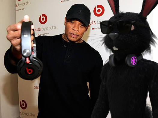 nftsales's tweet photo. Yo @drdre when you coming to join @angelbaby3045, @SnoopDogg and @FLUF_World in bringing music to the Metaverse? Come kick it in the exclusive @SnoopDogg burrows created by @beyondvrgames and lets get you and Snoop performing live in the FLUF World🐰✌️ https://t.co/Ajv2eYtGZn