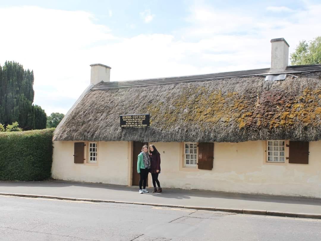 alanaclinemusic's tweet photo. Happy Robert Burns Day! Here's some photos from 2019 when I visited the Burns Cottage with @jocelyn_pettit.

The cottage is where Burns was born in 1759, and he lived there until he was 7 years old. 

#RobertBurns #RobertBurnsDay #RobbieBurns #RobertBurnsNight #Scotland #poetry https://t.co/GReVLHUiOP