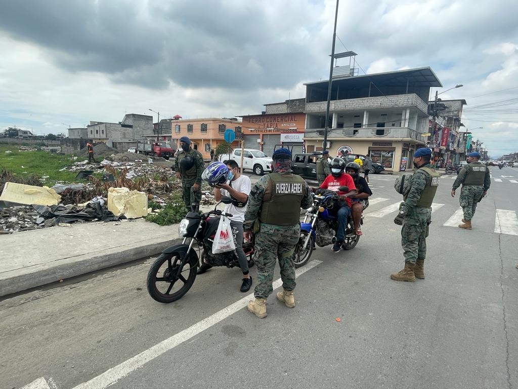 FFAAECUADOR's tweet photo. #Guayas| Las #FFAA ejecutan permanentemente operaciones de control de armas, municiones y explosivos en puntos fijos y móviles en el cantón #Durán en el sector #Recreo, con el fin de combatir los actos delictivos y garantizar la seguridad de la ciudadanía.
#FFAACamex https://t.co/fr4juJy2Kq