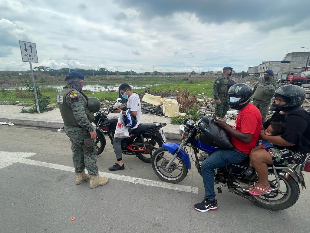 FFAAECUADOR's tweet photo. #Guayas| Las #FFAA ejecutan permanentemente operaciones de control de armas, municiones y explosivos en puntos fijos y móviles en el cantón #Durán en el sector #Recreo, con el fin de combatir los actos delictivos y garantizar la seguridad de la ciudadanía.
#FFAACamex https://t.co/fr4juJy2Kq