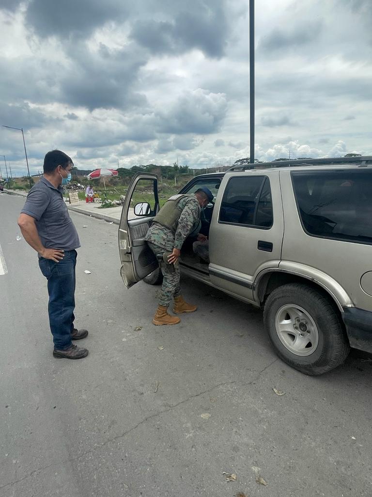 FFAAECUADOR's tweet photo. #Guayas| Las #FFAA ejecutan permanentemente operaciones de control de armas, municiones y explosivos en puntos fijos y móviles en el cantón #Durán en el sector #Recreo, con el fin de combatir los actos delictivos y garantizar la seguridad de la ciudadanía.
#FFAACamex https://t.co/fr4juJy2Kq