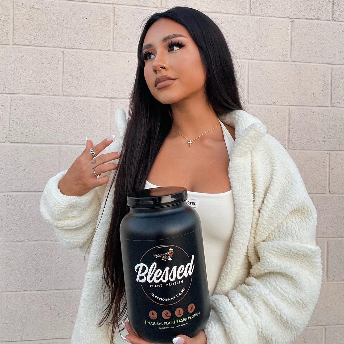 Chocolate Mylk is all the hype. 🧸🤎☁️🧋⁠
No cap! 🧢 Smooth, creamy, rich chocolate. Like a chocolate milkshake but vegan, high-protein, and low calorie. Literally a fit-girl's dream!!! 🤩⁠
Shop here >> ehplabs.com/pages/blessed-…
<a href="/jazmintheegreat/">JAZM!N ✿</a>