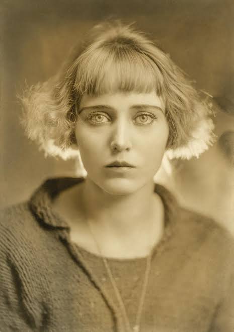 "Mi espíritu y mi cuerpo tienen siempre loca sed de esos mundos nuevos que voy creando sin cesar, y de las cosas, y de los elementos, y de los seres que tienen siempre nuevas fases bajo la influencia de mi espíritu, y mi cuerpo, que tienen siempre loca sed"

Nahui Olin