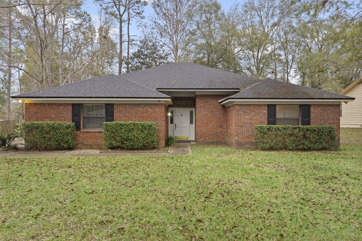 Charming 3 BD/ 2 BA in Tallahassee has a lot to offer. Call/text/DM me for info.  cpix.me/l/137270759