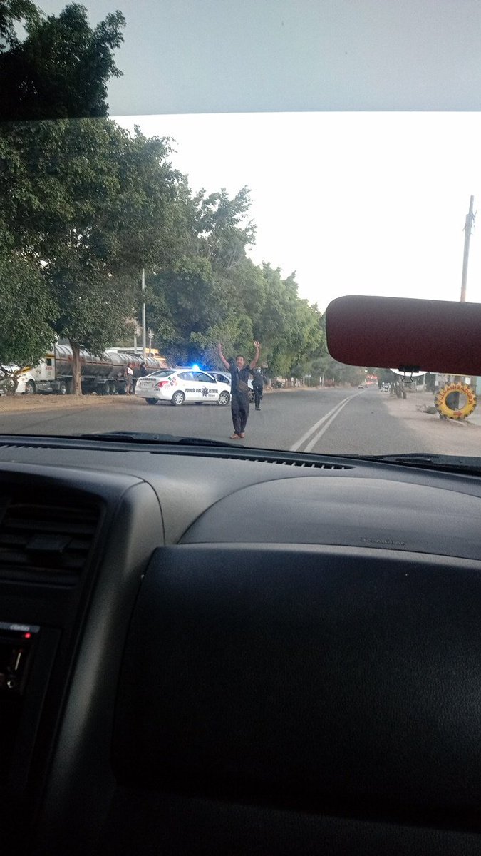 EmerUnidOaxaca's tweet photo. Precaución choqué contra objeto fijo solo daños materiales @PolVial_GobOax  abanderando #precaucion  @FPnoticias @adn_sureste @HugoMezaG @sofyvaldivia @AgenciaSpiaboc @Javier_prensa https://t.co/HKMteuT5ni