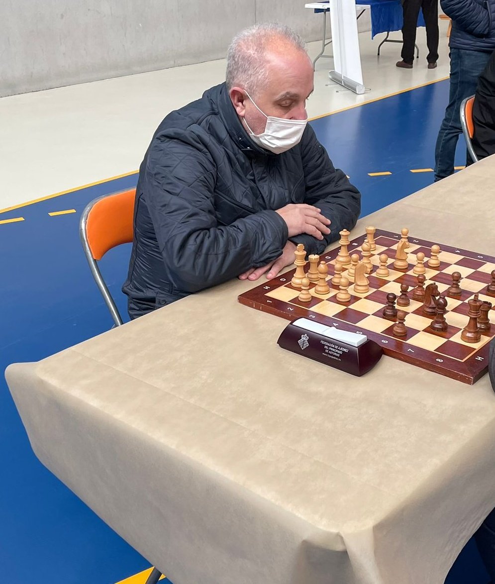 GijOn64oficial's tweet photo. Contamos con doce jugadores disputando los Campeonatos de #Asturias de Edades @AsturAjedrez. De momento los mejores, con pleno de victorias, son el incombustible @Uria59582390 en V65 y el prometedor Rubén de Lera en Sub8. #Ajedrez #Gijón https://t.co/QikVHvC8wI