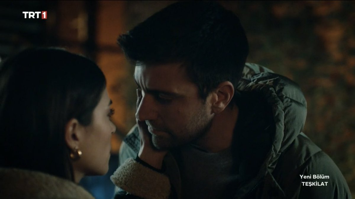 MuzikveTV's tweet photo. Deniz Baysal ve Çağlar Ertuğrul aşk itirafı sahnesini acayip güzel oynamışlar. Müzikle ortamın ruhu da mükemmel bütünleşmiş. Zehra ve Serdar’ın nasıl bir tutku ile birbirlerine aşık olduklarını görmemek için kör olmak gerek. 😍
#Teşkilat #ZehSer #SiberHamle https://t.co/4MjePNVo1D