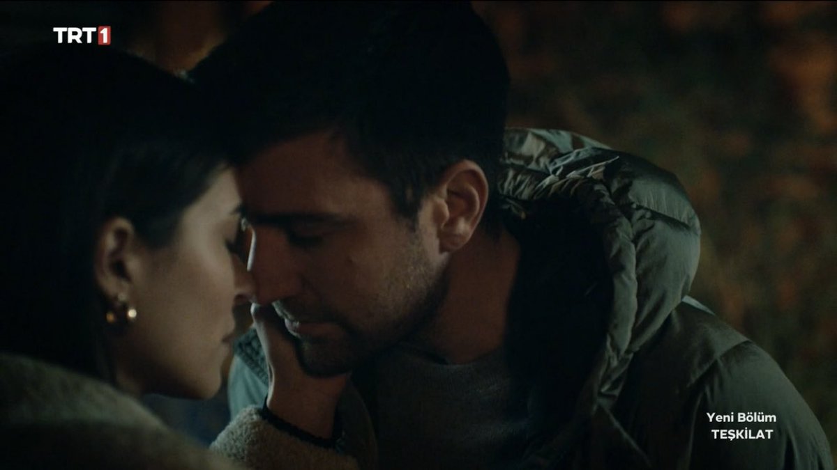 MuzikveTV's tweet photo. Deniz Baysal ve Çağlar Ertuğrul aşk itirafı sahnesini acayip güzel oynamışlar. Müzikle ortamın ruhu da mükemmel bütünleşmiş. Zehra ve Serdar’ın nasıl bir tutku ile birbirlerine aşık olduklarını görmemek için kör olmak gerek. 😍
#Teşkilat #ZehSer #SiberHamle https://t.co/4MjePNVo1D