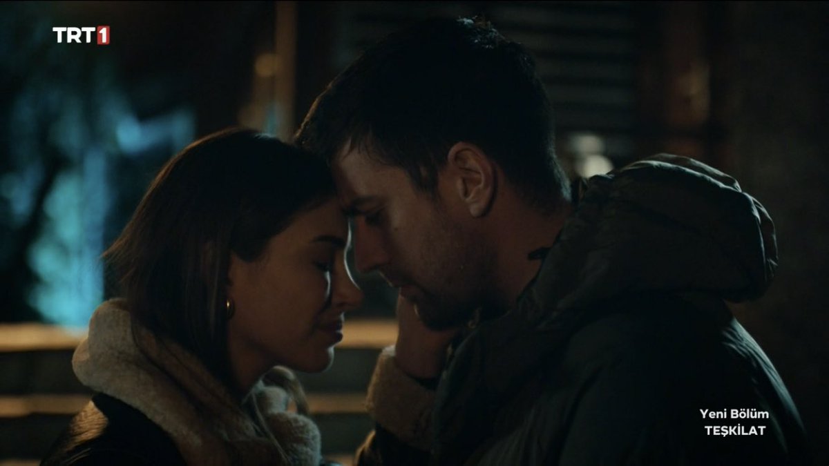MuzikveTV's tweet photo. Deniz Baysal ve Çağlar Ertuğrul aşk itirafı sahnesini acayip güzel oynamışlar. Müzikle ortamın ruhu da mükemmel bütünleşmiş. Zehra ve Serdar’ın nasıl bir tutku ile birbirlerine aşık olduklarını görmemek için kör olmak gerek. 😍
#Teşkilat #ZehSer #SiberHamle https://t.co/4MjePNVo1D