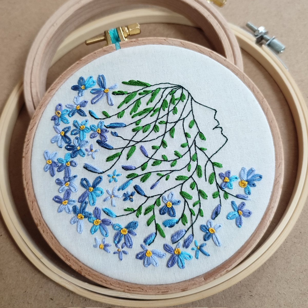 Who's that girl? Abstract dreamy boho style embroidery hoop art. Come and find her etsy.com/shop/MarieJone…
@HandmadeHour #HandmadeHour #etsygifts #giftforher #embroideryhoopart #handmade #WomensArt #floralart