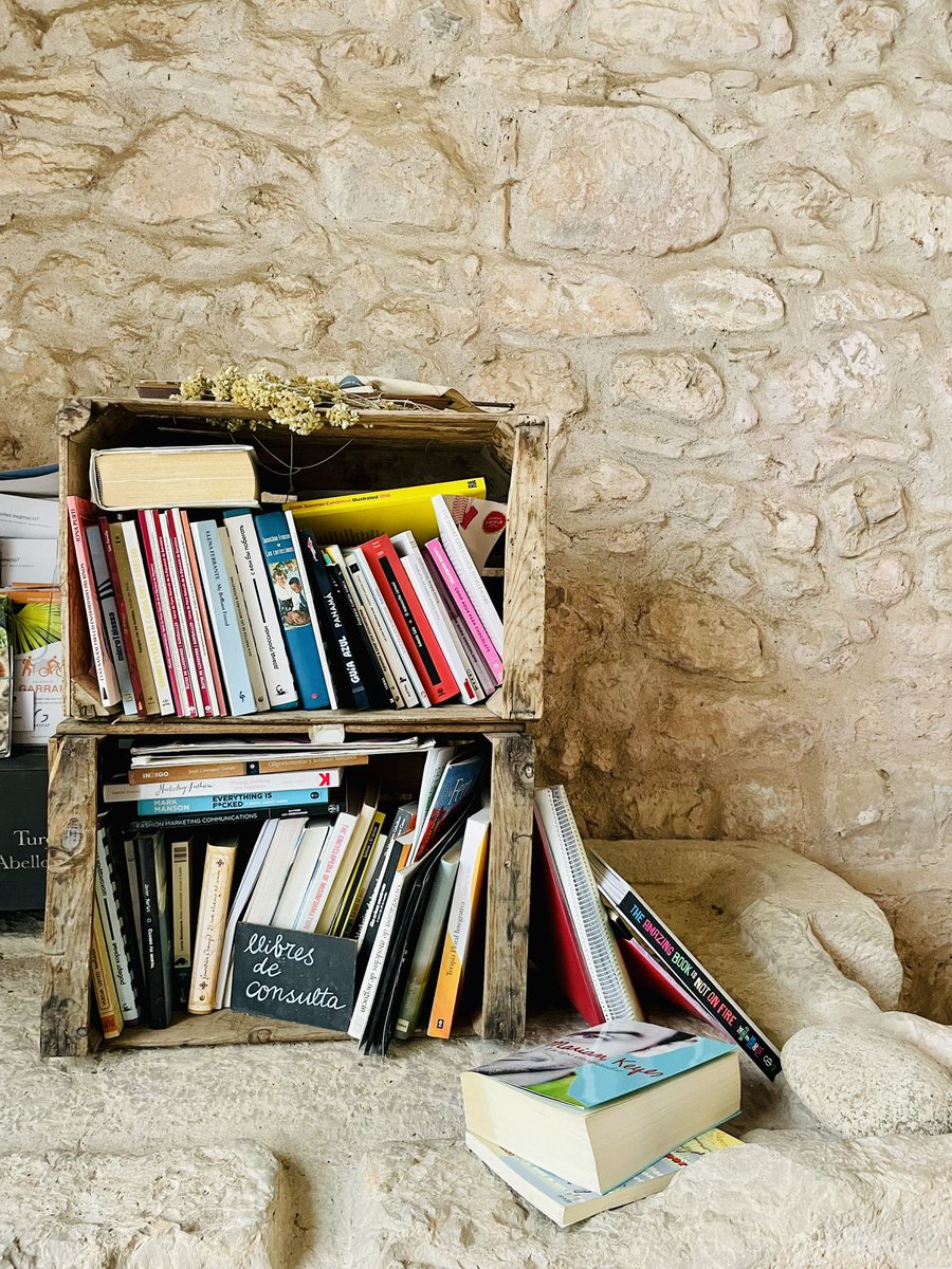 mptonnesen's tweet photo. #Books are not made for furniture, but there is nothing else that so beautifully furnishes a house.
#Beecher 
📚
Happy #ShelfieSunday! Well, not a #shelfie as this lovely #bookshelf isn’t mine 😉
Does your heart leap with joy when you see books in unexpected places?
#booklover https://t.co/mdf93v24B1