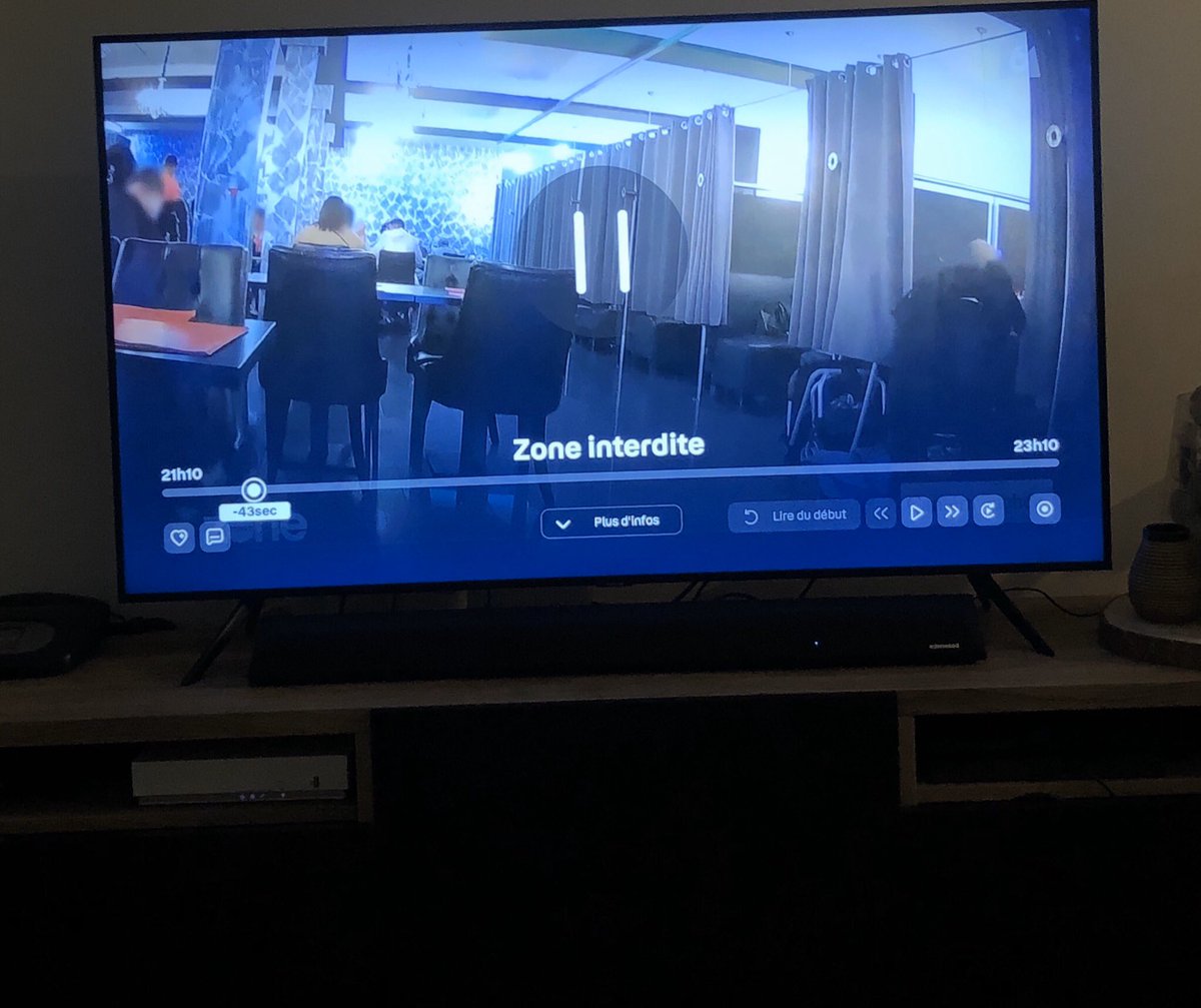 uicybero's tweet photo. Ce resto c’est « Le Familial » et pour y avoir mangé de nombreuses fois en tant que femme non-voilée, les box sont réservés à toutes et à tous, sans distinction !! #zoneinterdite https://t.co/6zyTIl60jt