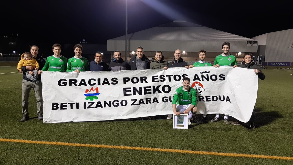 FutSJDonibane's tweet photo. Despedida de nuestro “Capi” Mercero. Con el equipo, exjugadores, afición y familia que han querido despedirlo como se merece. 
Ejemplo de humildad, compromiso, responsabilidad, compañerismo y Humanidad.
Un Abrazo gordo de tu familia Sanjuanera ❤️💚! #Leyenda https://t.co/UFzR4d3Rll