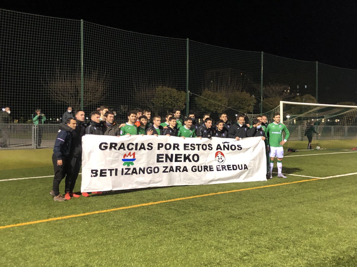 FutSJDonibane's tweet photo. Despedida de nuestro “Capi” Mercero. Con el equipo, exjugadores, afición y familia que han querido despedirlo como se merece. 
Ejemplo de humildad, compromiso, responsabilidad, compañerismo y Humanidad.
Un Abrazo gordo de tu familia Sanjuanera ❤️💚! #Leyenda https://t.co/UFzR4d3Rll